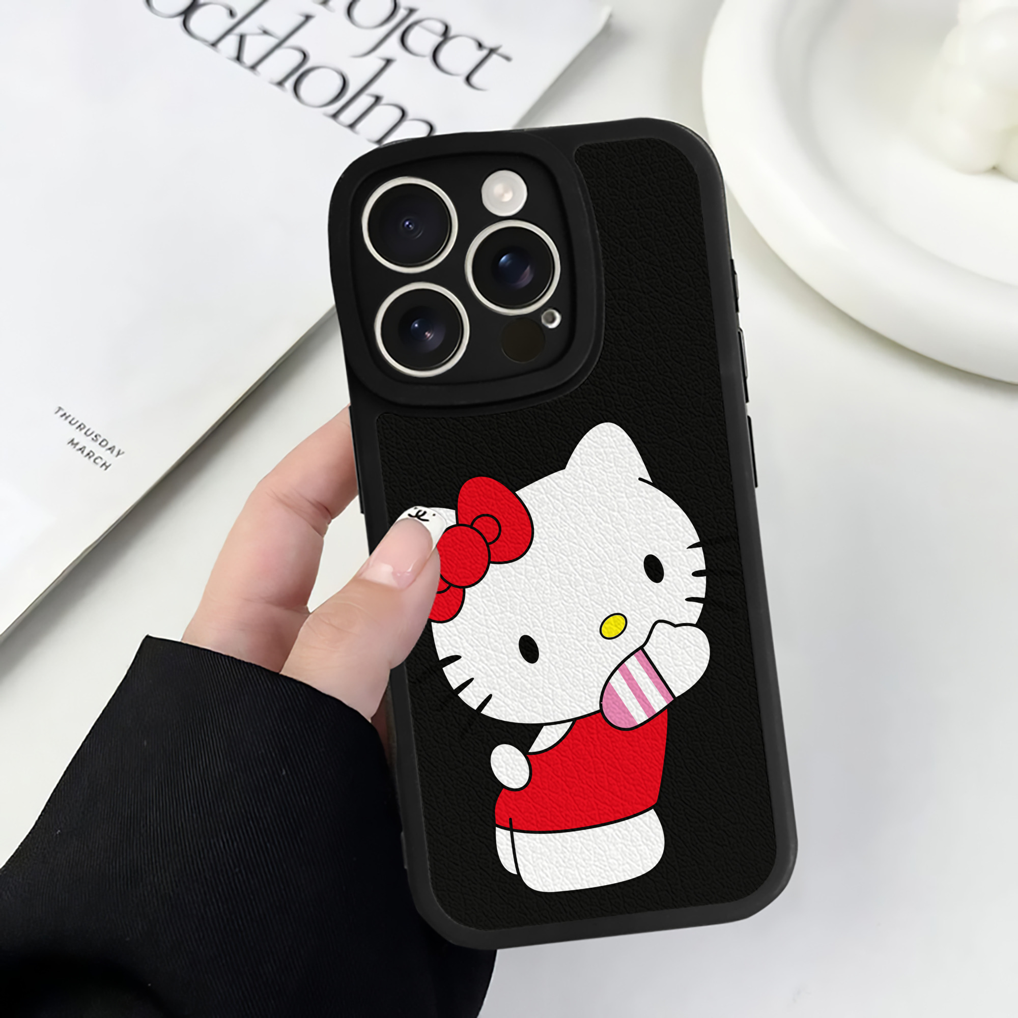 （画像用） Hello Kitty ハローキティ 【iPhone 16シリーズ対応】シリコンスマホケース（レザー調） 材質：シリコン